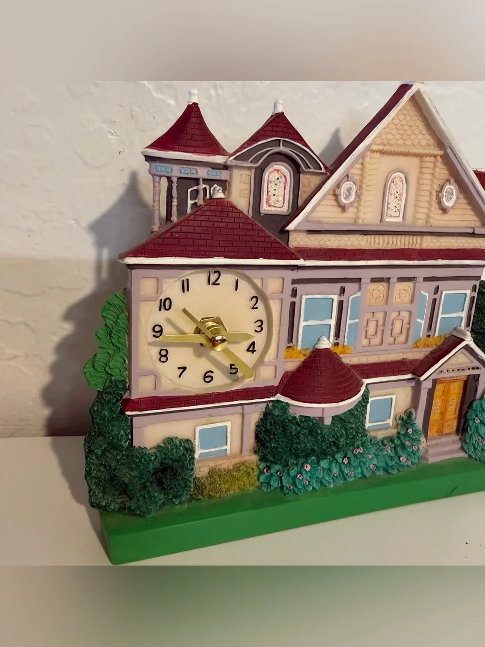 Vintage Victorian Style House Desk Clock Miniature Resin Mantel Tabletop Clock